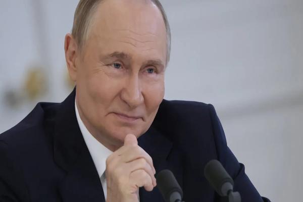 Putin wants a photo op with Trump and a sanctions delay, says EU foreign policy chief