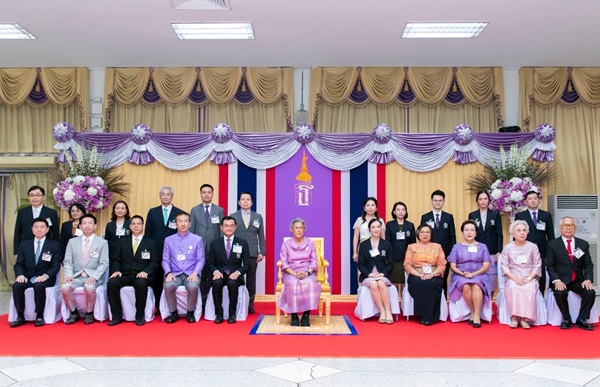 สมเด็จพระกนิษฐาธิราชเจ้า กรมสมเด็จพระเทพรัตนราชสุดาฯ สยามบรมราชกุมารี ให้บริษัทบริหารสินทรัพย์ กรุงเทพพาณิชย์ จำกัด (มหาชน) เข้ารับพระราชทานของที่ระลึกผู้บริจาคเงินกองทุนห้องผ่าตัดศิริราช