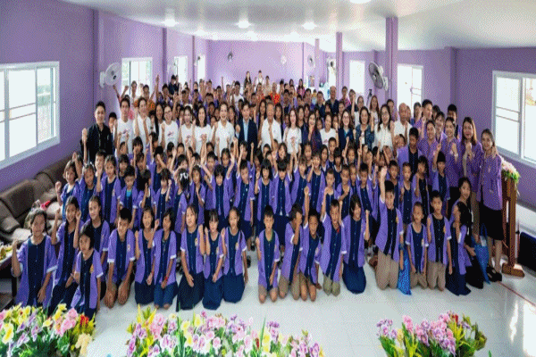 คืนรอยยิ้มสู่โรงเรียน