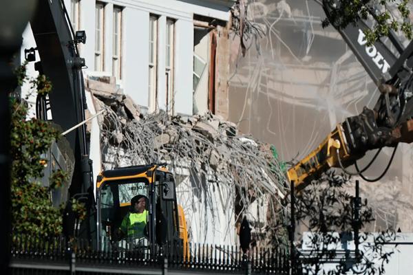 ทีมงานรื้อถอนกำลังรื้อถอ