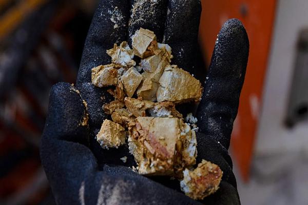 นักสำรวจแร่ธาตุที่