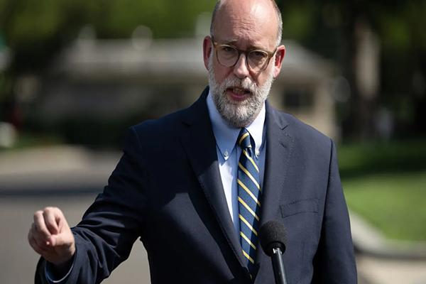 รัสเซลล์ วอท ผู้อำนวยการ