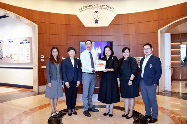 จับมือเลอ กอร์ดอง