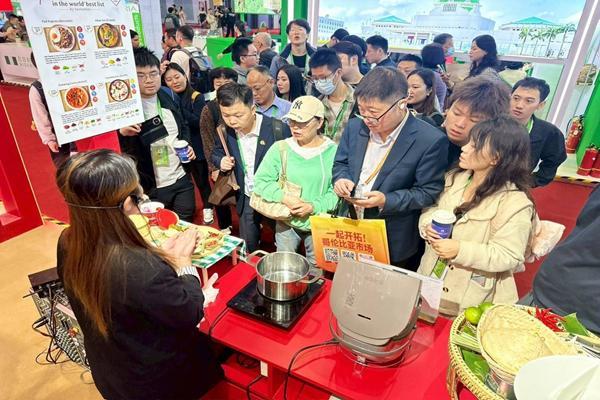 ชาวจีนแห่ชม