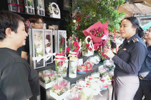 พาณิชย์ ลุยปากคลอง สำรวจตลาดดอกไม้วาเลนไทน์คึกคัก อากาศเย็นส่งผลให้ดอกไม้สวยและราคาถูกกว่าปีก่อน