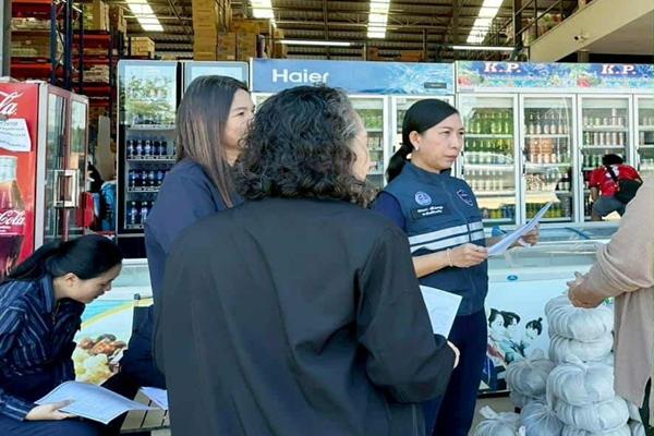 พาณิชย์ เชือดร้านค้าธงฟ้า บวก VAT ไม่ปิดป้ายราคา เอาเปรียบผู้ถือบัตรสวัสดิการแห่งรัฐ