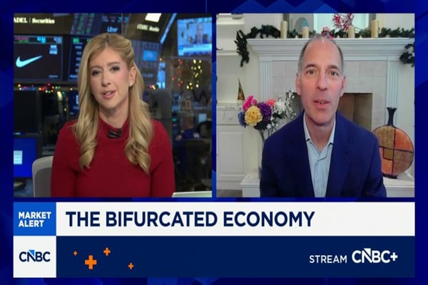 Economist Mark Zandi sees the Fed surprising with three rate cuts in first half of 2026