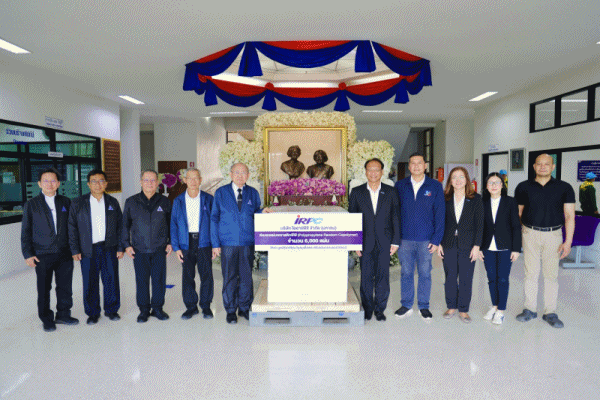 มอบแผ่นพลาสติก