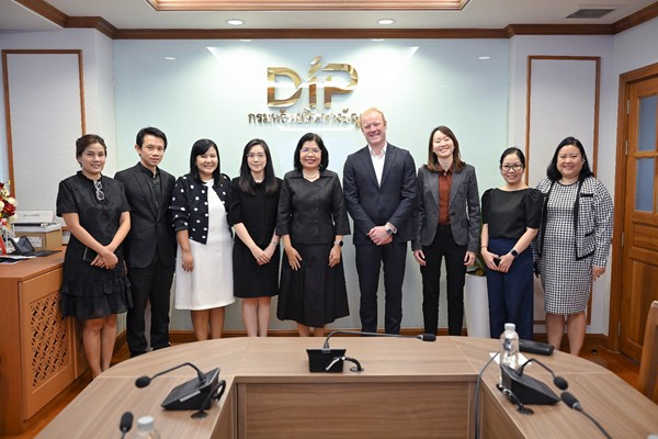 ถกสมาคมผู้สร้างภาพยนตร์