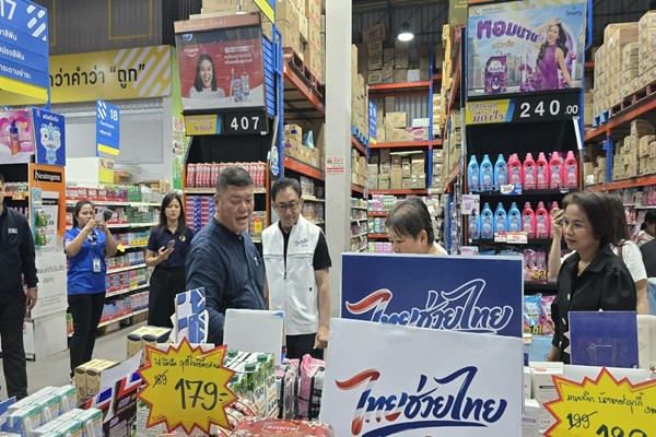  กรมพัฒน์เยี่ยมห้างท้องถิ่น หลังดึงเป็น Outlet ขายสินค้าไทยช่วยไทย คนแห่ซื้อคึกคัก