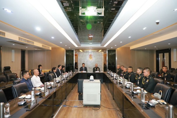 จับมือกองทัพ
