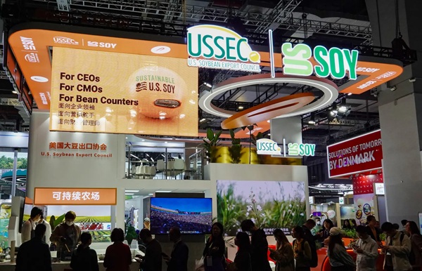 เซี่ยงไฮ้ ประเทศจีน - 8 พฤศจิกายน 2025: บูธของ USSEC (สภาส่งออกถั่วเหลืองสหรัฐฯ) ภายใต้ธีมเกษตรกรรมยั่งยืน จัดแสดงในงานมหกรรมนำเข้านานาชาติจีน ครั้งที่ 8 (ภาพโดย Sheldon Cooper/SOPA Images/LightRocket via Getty Images)