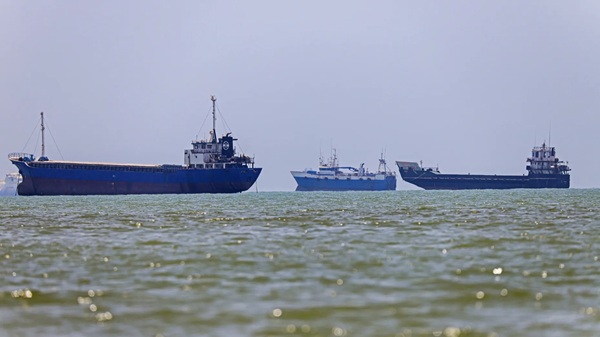 เรือบรรทุกน้ำมัน 'อัล-ริกกา' (ซ้าย) และ 'อัล-ยาร์มุก' แล่นอยู่ในน่านน้ำอ่าวอาหรับ นอกชายฝั่งเมืองคูเวต เมื่อวันที่ 27 มิถุนายน 2026 กองทัพคูเวตกล่าวเมื่อวันที่ 28 มิถุนายนว่า คูเวตถูกโจมตีด้วยขีปนาวุธและโดรน "ที่เป็นศัตรู" ขณะที่ในบาห์เรนมีเสียงไซเรนเตือนภัยทางอากาศดังขึ้นหลังจากการโจมตีอิหร่านครั้งใหม่ของสหรัฐฯ (ภาพโดย YASSER AL-ZAYYAT / AFP via Getty Images)