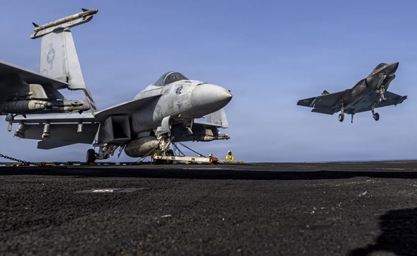 เครื่องบินขับไล่ F-35C Lightning II สังกัดฝูงบินขับไล่โจมตีนาวิกโยธิน (VMFA) 314 เตรียมลงจอดแบบใช้เบรกบนดาดฟ้าเรือบรรทุกเครื่องบินชั้นนิมิตซ์ USS Abraham Lincoln (CVN 72) เมื่อวันที่ 25 พฤษภาคม 2026