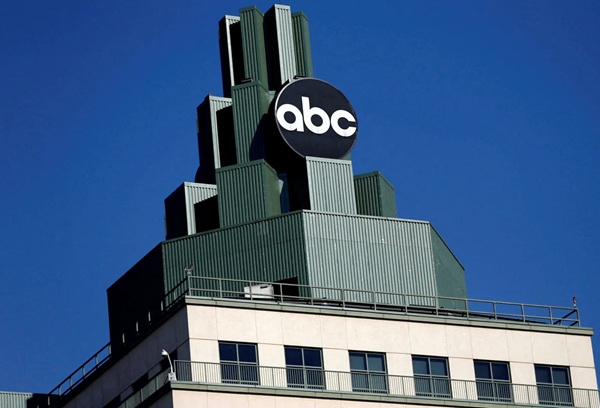 ภาพถ่ายจากแฟ้มภาพ: โลโก้ของ ABC ปรากฏอยู่บนยอดอาคารแห่งหนึ่งในเมืองเบอร์แบงก์ รัฐแคลิฟอร์เนีย เมื่อวันที่ 5 กุมภาพันธ์ 2557 REUTERS/Mario Anzuoni/File Photo