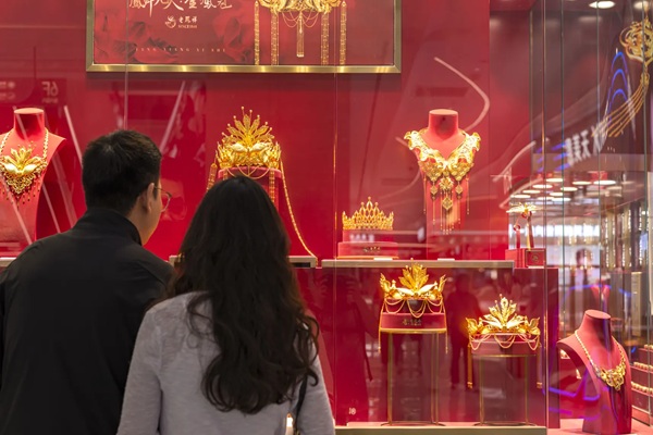 How a gold-buying spree helps the yuan go global