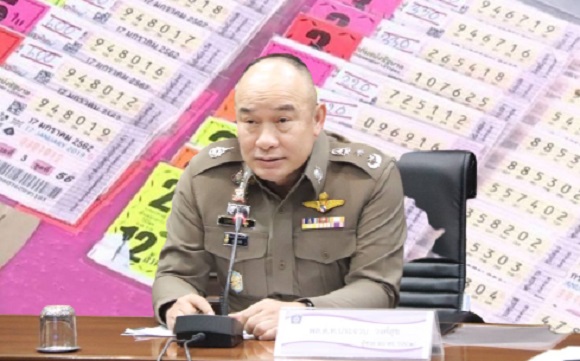 พล.ต.ท.ประจวบ วงศ์สุข ผู้ช่วย ผบ.ตร. สั่งชุดปฏิบัติการออกพบปะประชาชนเพื่อรวบรวมพยานหลักฐาน ประกอบสำนวนคดีตามขั้นตอนของกฎหมาย ยันไม่มีการกลั่นแกล้ง ผู้ซื้อสลากไม่มีความผิด แต่ผู้ขายเกินราคามีความผิด