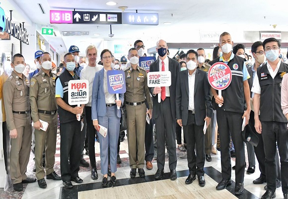 พาณิชย์ ผนึกภาครัฐ ผู้แทนสหรัฐฯ อียู เอกชน ลุย MBK รณรงค์ไม่ซื้อ ไม่ขายของปลอม