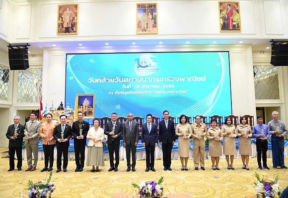จุรินทร์ มอบรางวัล 'เพชรพาณิชย์ 2566' ให้กับเอกชนและข้าราชการ 16 ราย