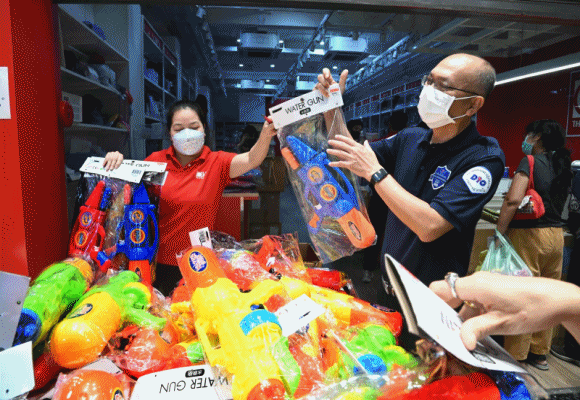 พาณิชย์ ตรวจตลาดสำเพ็ง ไม่พบฉวยโอกาสอัปราคาปืนฉีดน้ำ ซองกันน้ำ เสื้อลายดอก