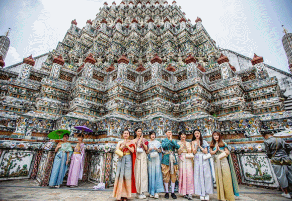 นทท.สวม 'ชุดไทยย้อนยุค' เที่ยวกรุงเทพฯ ช่วงหยุดวันแรงงาน