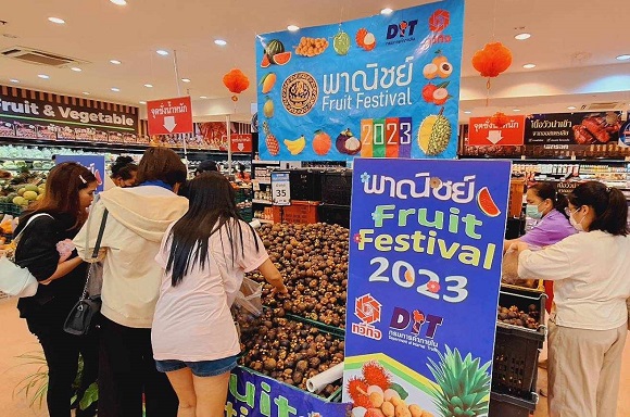 พาณิชย์ จับมือห้างท้องถิ่น ไล่ซื้อมังคุดใต้ ขาย 120 สาขาทั่วประเทศ คนแห่ซื้อคึกคัก