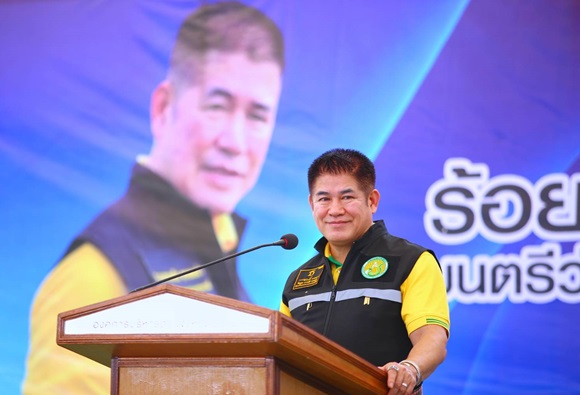  'ธรรมนัส' เยือนชัยภูมิ มอบ ส.ป.ก. 4-01 แหล่งน้ำในไร่นานอกเขตชลประทาน และใบรับรองมาตรฐาน GAP แก่เกษตรกร เพื่อความยั่งยืนในการประกอบอาชีพเกษตรกรรม