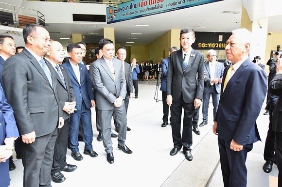 รัฐมนตรีพิพัฒน์ ถือฤกษ์ดีสักการะสิ่งศักดิ์สิทธิ์เข้ากระทรวงแรงงานวันแรก ยัน พร้อมเดินเครื่องทำงานทันที