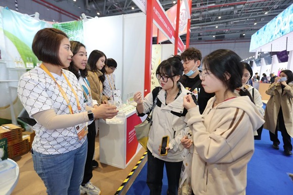 'มะพร้าวไทย'ขายดีเกินคาด สารพัดสินค้าแปลกใหม่จากในงาน CIIE ครั้งที่ 6