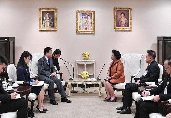 เอกอัครราชทูตหาน จื้อเฉียงเข้าเยี่ยมคารวะนางพวงเพ็ชร ชุนละเอียด รัฐมนตรีประจำสำนักนายกรัฐมนตรีของไทย