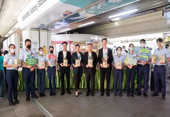 ดีเดย์ บีทีเอสฉลองให้บริการครบ 4,000 ล้านเที่ยวคน แจกต้นไม้ฟอกอากาศฟรี 4 วัน 4 สถานี 4,000 ต้น เริ่มที่แรกสถานีสยาม