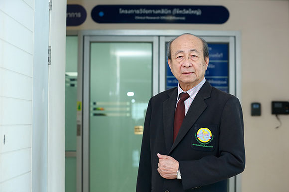 แพทย์เผยโรคไข้หวัดใหญ่ในไทยป่วยได้ตลอดปีนี้อาจทะลุล้านราย ย้ำผู้สูงอายุเป็นกลุ่ม ‘เสี่ยงตาย’ โดยเฉพาะผู้ที่มีโรคเรื้อรังร่วมด้วย แนะควรฉีดวัคซีนป้องกันก่อนที่จะสายเกินไป