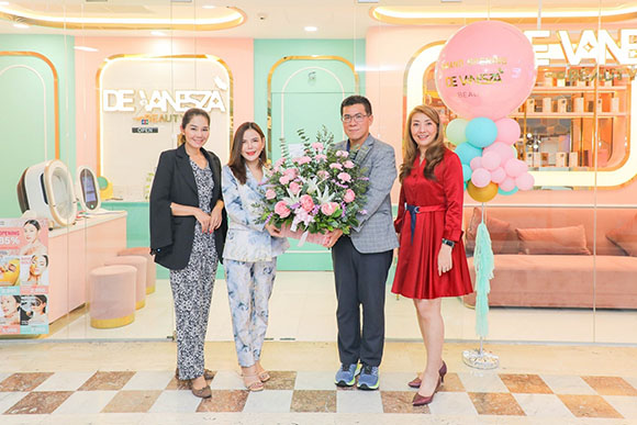 ผู้บริหารเอ็ม บี เค เซ็นเตอร์ มอบกระเช้าดอกไม้แสดงความยินดี DE VANESZA BEAUTY ฉลองเปิดคลินิกความงาม ชั้น 5 โซน C