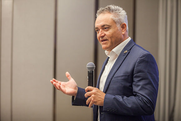 6010 อาวี่ ลุฟตัน