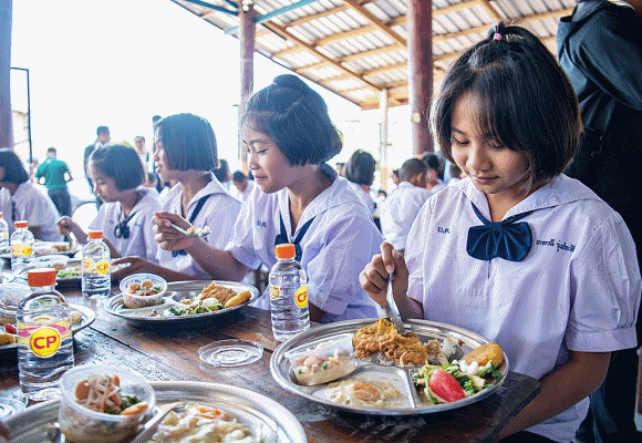 ‘รร.บ้านนาคำ นครพนม’ เลี้ยงไก่ไข่เป็นอาหารกลางวัน สร้างความมั่นคงทางอาหารในโรงเรียน สู่คลังอาหารชุมชน