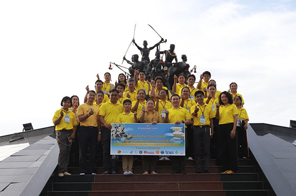 ทิพยประกันภัย พาครูอาจารย์ เยี่ยมชม ‘ฟาร์มของแม่’ จ.สิงห์บุรี มรดกจากความดีที่ส่งต่อถึงลูกหลานผสานศาสตร์หลากหลายสู่ความยั่งยืน