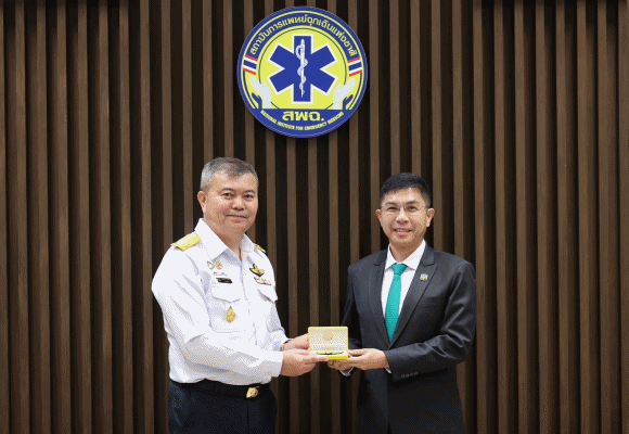 ผู้จัดการ ธ.ก.ส. รับประกาศนียบัตรและเครื่องหมายปีกกิตติมศักดิ์เฮลิคอปเตอร์การแพทย์ฉุกเฉิน