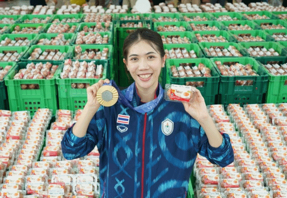 ‘เทนนิส-พาณิภัค’ รับมอบไข่ไก่ต้มสุก 1 แสนฟอง สักการะหลวงพ่อโสธร พร้อมส่งต่อความอิ่มให้น้องๆ 20 โรงเรียนในฉะเชิงเทรา