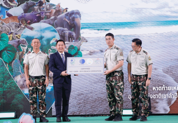 วว. มอบป้ายสัญลักษณ์ ใบรับรองมาตรฐานแหล่งท่องเที่ยว สำหรับการบริหารจัดการชายหาดจำนวน 7 แห่ง ให้แก่ กรมอุทยานแห่งชาติ สัตว์ป่า และพันธุ์พืช