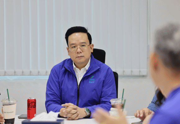SME D Bank ลงพื้นที่มอบนโยบายสาขา หนุนเอสเอ็มอีเพิ่มศักยภาพเติบโตยั่งยืน เยี่ยมชื่นชมกิจการลูกค้า บจก.ไทยสหกิจการยาง ผู้ผลิตรองเท้ายางมาตรฐานสากล
