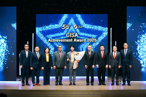 3387 มยุรี โชวิกรานต์ รับรางวัล