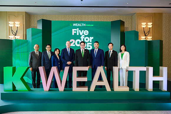 ธนาคารกสิกรไทย จัดสัมมนาใหญ่ K WEALTH Forum: เจาะลึก 5 ปัจจัยเปลี่ยนเกมการลงทุนโลก แนะธีมลงทุน ‘GO GLOBAL’ และ ‘Diversification’ ฝ่าความผันผวนเศรษฐกิจโลก