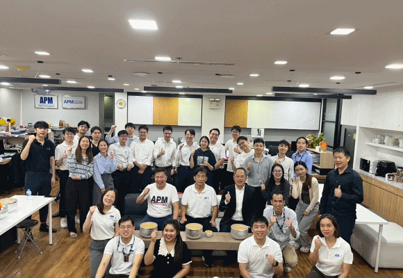 APM ร่วมสืบสานประเพณีไทย จัดกิจกรรมรดน้ำดำหัวผู้บริหาร เนื่องในเทศกาลสงกรานต์ 2568