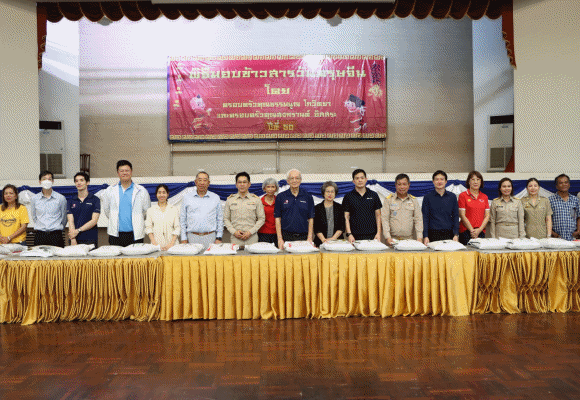 ชาญอิสสระมอบข้าวสารแก่ผู้มีรายได้น้อย ต่อเนื่องในเทศกาลตรุษจีน ปีที่ 50