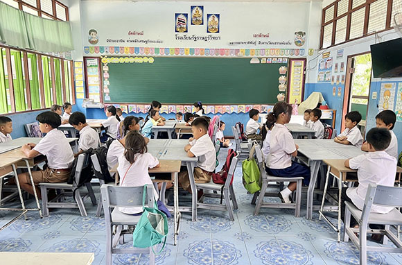 ร่วมมอบอนาคตที่สดใสให้นักเรียนยากไร้ด้วยการมอบโอกาสทางการศึกษา