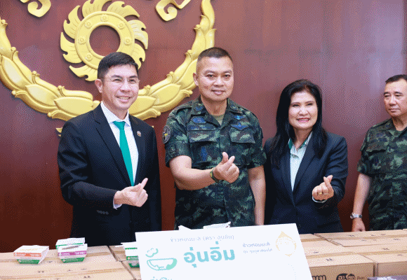 ธ.ก.ส. มอบข้าวพร้อมทานตรา ‘อุ่นอิ่ม’ จำนวน 12,000 ถ้วย ให้แก่กองทัพบก
