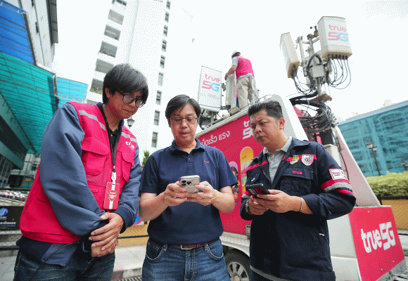 ทรู คอร์ปอเรชั่น นำ 3 รถ COW เพิ่มสัญญาณ 5G/4G จุดถนนทรุดตัวหน้าวชิรพยาบาล ร่วมสนับสนุนภาครัฐกู้สถานการณ์ พร้อมมอบเน็ตมือถือฟรี 10GB แก่ลูกค้าทรูออนไลน์