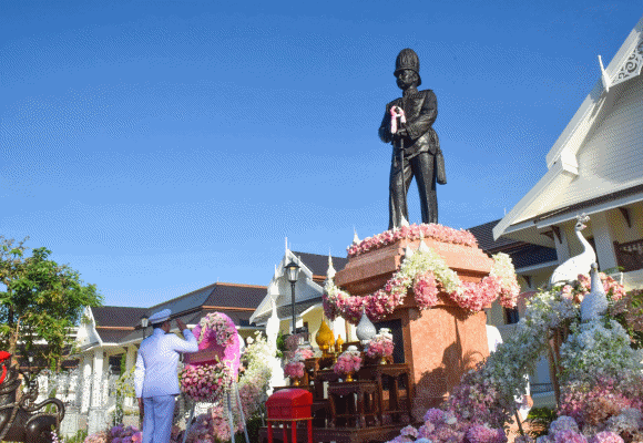 จังหวัดน่านจัดพิธีสวนสนามเนื่องในวันปิยมหาราช ณ ศูนย์การเรียนรู้นันทสิปปาคาร แลนด์มาร์กแห่งใหม่ของเมืองน่าน