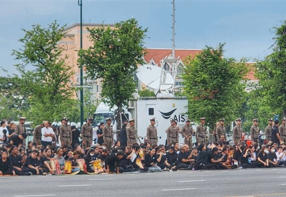 AIS ร่วมถวายความอาลัย ‘สมเด็จพระพันปีหลวง’ เดินหน้าภารกิจขยายสัญญาณ 5G, 4G และ Free WiFi อำนวยความสะดวกประชาชน พร้อมบริการจุดชาร์ตแบตเตอรี่และน้ำดื่ม