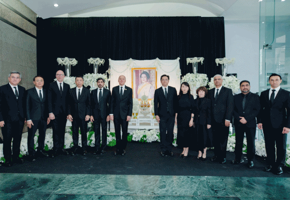 น้อมรำลึกแม่แห่งแผ่นดิน…ทรู คอร์ปอเรชั่น ทั่วประเทศ ร่วมแสดงความอาลัยและสำนึกในพระมหากรุณาธิคุณอันหาที่สุดมิได้ แด่สมเด็จพระนางเจ้าสิริกิติ์ พระบรมราชินีนาถ พระบรมราชชนนีพันปีหลวง